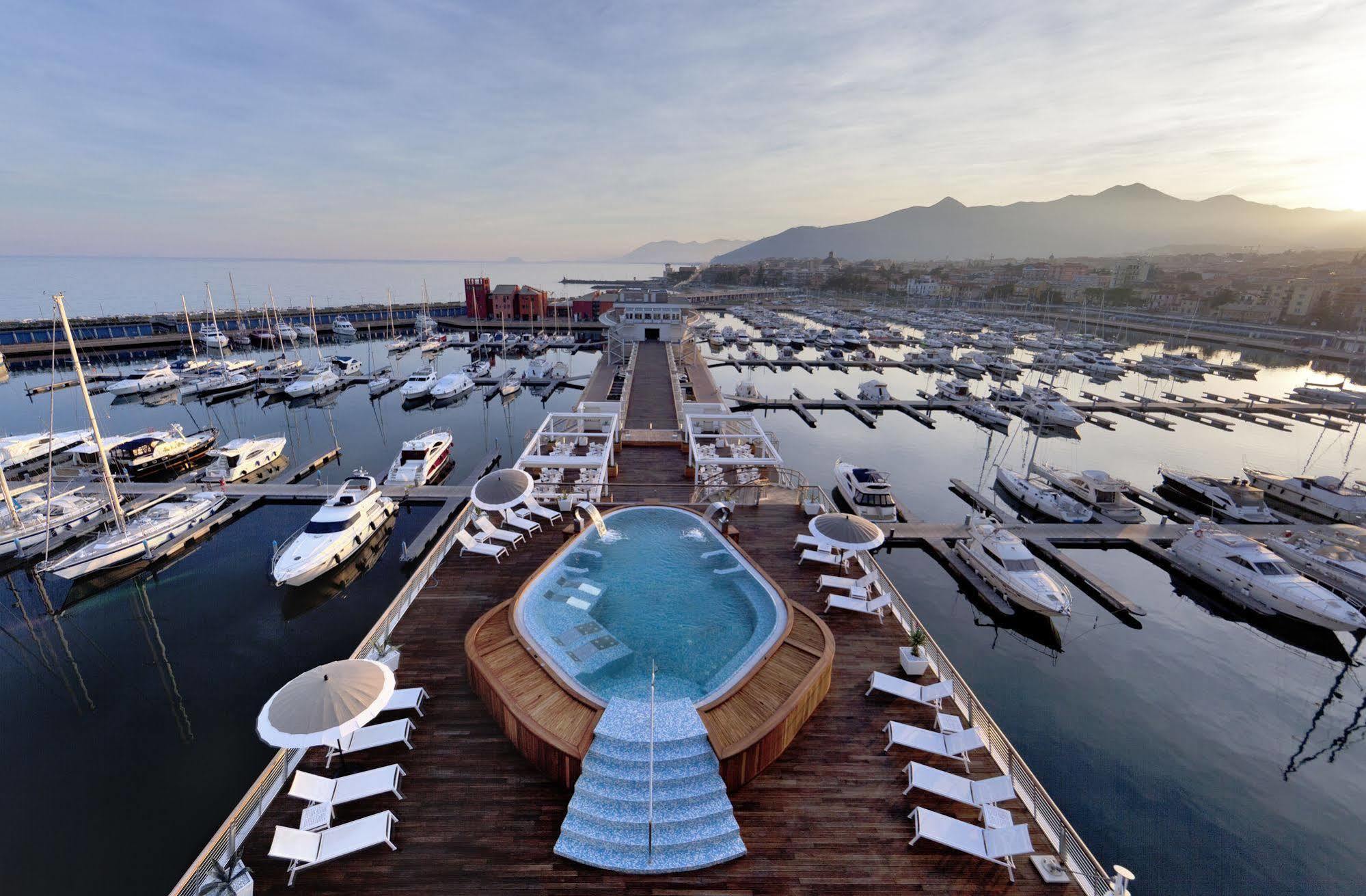 Yacht Club Marina Di Loano Exterior foto